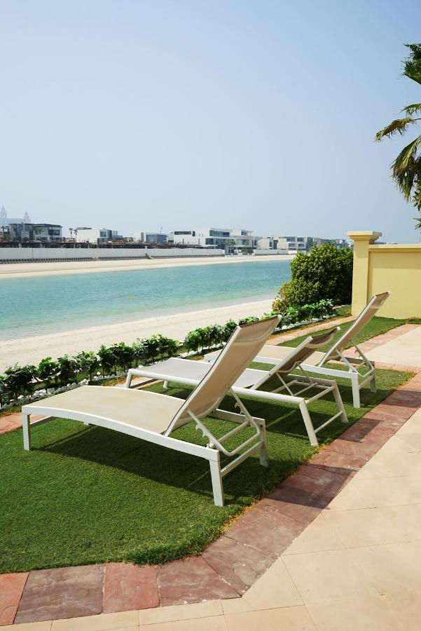 The Atlantic View Palm Family Villa With Private Beach and Pool, BBQ, Front F, Dubai